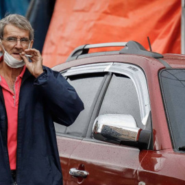 Un fumador, mirando a los ojos a la pandemia. EFE