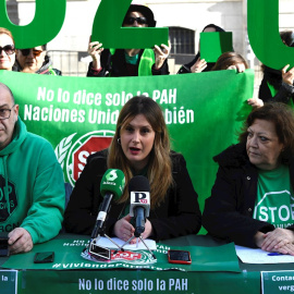 La abogada y portavoz de la PAH, Alejandra Jacinto (c) junto con el colaborador JuanJo Ramón (i) durante la rueda para presentar su nueva campaña de presión al Gobierno para acabar con la emergencia habitacional y los desahucios en frente del Congreso 