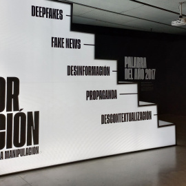 La escalera de la Desinformación en una exposición de la Fundación Telefónica.- RTVE