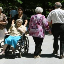 Imagen de unos pensionistas de paseo. E.P.