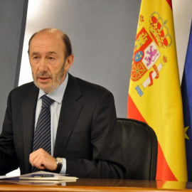 Alfredo Pérez Rubalcaba en rueda de prensa tras una reunión de la Comisión Delegada del Gobierno para situaciones de crisis. 2010.