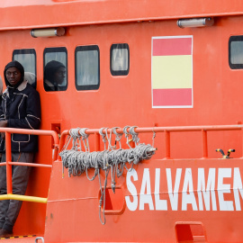 Varios migrantes esperan para desembarcar de un buque guardacostas español en el puerto de Arguineguin, en la isla de Gran Canaria. REUTERS/Borja Suárez