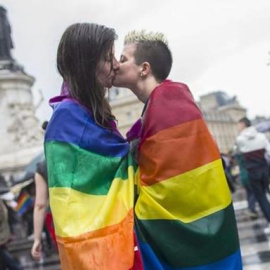 Dos mujeres lesbianas se besan durante el Orgullo Gay. / EFE