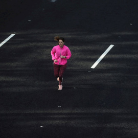 Vista del Paseo de la Castellana, una de las 29 calles que se han vuelto peatonales para que la gente pueda practicar deporte, en Madrid este domingo durante el séptimo día de la fase 0 de la desescalada en la comunidad. EFE/ JuanJo Martín
