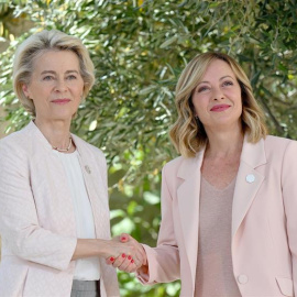 La Presidenta de la Comisión europea Ursula von der Leyen junto a la primera ministra italiana, Giorgia Meloni.- EFE/EPA/ETTORE FERRARI