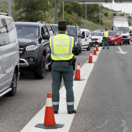 Control de la Guardia Civil de Trafico en la salida de Madrid, a la altura del Km 17 de la A-1, para identificar desplazamientos no justificados durante el fin de semana. EFE/J.J. Guillen