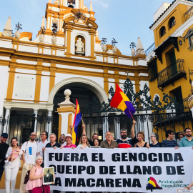 Concentración memorialista de 2018 frente a la Basílica de la Macarena. /RAÚL SÁNCHEZ CARO