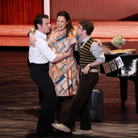  Lindsay Mendez, Jonathan Groff y Daniel Radcliffe representan un fragmento de 'Merrily We Roll Along' durante la gala de los Premios Tony.- REUTERS/Brendan Mcdermid