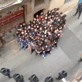 Resistencia vecinal en el desalojo de un edificido de El Raval. Fotografía de Twitter.