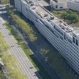 Carrer de Barcelona absolutament desert.