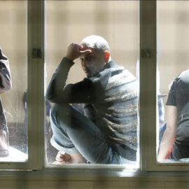 Un grupo de internos del Centro de Internamiento de Extranjeros (CIE) de la Zona Franca de Barcelona. EFE