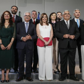 La presidenta de la Junta de Andalucía , Susana Díaz (c), posa con su Gobierno al completo en el acto de toma de posesión de los nuevos consejeros tras la remodelación que ha hecho para afrontar la nueva etapa en su legislatura, hoy en el palacio de S