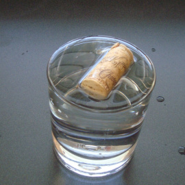 Un corcho flotando.- Imagen de archivo.