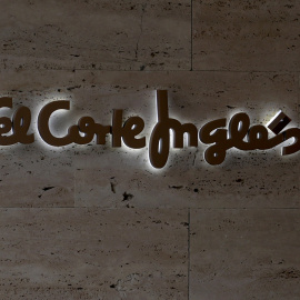 el logo del grupo de distribución El Corte Ingles, en una de sus tiendas en Madrid. REUTERS/Sergio Perez