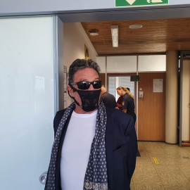 John McAfee usando un tanga como mascarilla. / Twitter