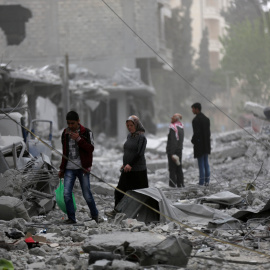 Varias personas caminan entre las ruinas del centro de Afrin, Siria.