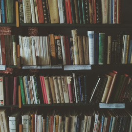  Una estantería con libros. Pexels / Pixabay