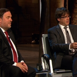 Oriol Junqueras i Carles Puigdemont durant l'entrevista realitzada al Pati dels Tarongers del Palau de la Generalitat