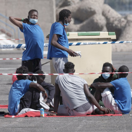 Migrantes llegados a Gran Canaria a la espera de ser trasladados después de que los resultados de la PCR diera positivo en alguno de los ocupantes. EFE/ Ángel Medina G.