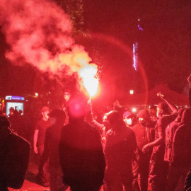 Manifestantes con una bengala en París, Francia.- Sadak Souici / ZUMA Press Wire
