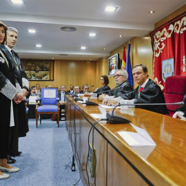 La magistrada Concepción Espejel ,iz., acompañada por el juez Fernando Grande Marlaska,c., durante la toma posesión de Espejel como presidenta de la Sala de lo Penal de la Audiencia Nacional en sustitución de Grande Marlaska / EFE
