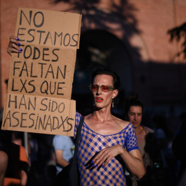 Una persona sostiene una pancarta durante una manifestación organizada por la plataforma de Orgullo Crítico - Europa Press