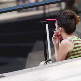 Una mujer fuma hoy en una calle de Madrid.- Mariscal (EFE)