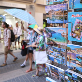  Un quiosco mientras varias personas marchan desde la Plaça de la Porta Pintada a la Llotja de Palma para protestar contra el turismo masivo en Mallorca, a 12 de julio de 2024, en Palma de Mallorca, Mallorca, Balears (España). Imagen de archivo. Isaac B