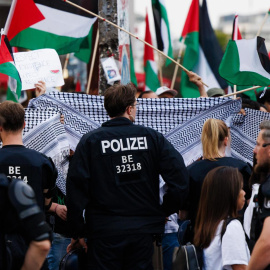 Manifestantes propalestinos frente a la policía alemana en Berlín.- EFE/EPA/CLEMENS BILAN