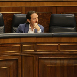 El vicepresidente segundo del Gobierno, Pablo Iglesias, en su escaño durante una primera sesión de control al Gobierno en el Congreso de los Diputados. / Europa Press /Pool