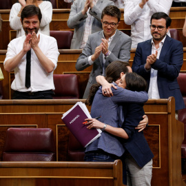 El líder de Unidos Podemos, Pablo Iglesias, abraza a Irene Montero después de intervenir en el debate de moción de censura. REUTERS/Juan Medina