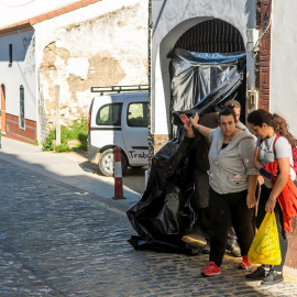 Varias personas salen este miércoles del domicilio en Aznalcóllar (Sevilla), donde un hombre de 51 años asesinó con una escopeta a su mujer de 43 años y posteriormente se suicidó con el mismo arma, poco antes de esta pasada medianoche, según han in