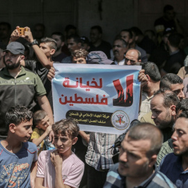 Un grupo de palestinos sostiene un cartel que dice "No a la traición de Palestina" durante una protesta contra el acercamiento entre Israel y los Emiratos Árabes Unidos./Mohammed Talatene/Europa Press