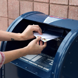 Una persona deposita cartas en un buzón de cobranza del Servicio Postal de EE. UU. (USPS) en Filadelfia, Pensilvania, EE. UU., 14 de agosto de 2020. / REUTERS / Rachel Wisniewski