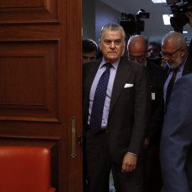 El extesorero del PP Luis Bárcenas, a su llegada  al Congreso para su comparecencia en la comisión de investigación de la supuesta financiación ilegal del PP. EFE/Chema Moya