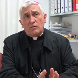 Imagen de la entrevista a Monseñor Rafael Zornoza Boy tras la marcha de las Madres Capuchinas de San Fernando. Youtube