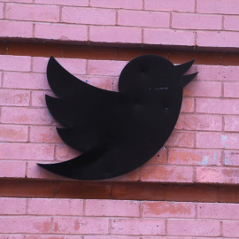 Antiguo logo de Twitter por entonces en las oficinas de la compañía.- Europa Press
