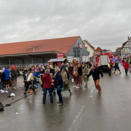 Moments posteriors a l'atropellament a una multitud de persones durant la cavalcada de carnestoltes de Volkmarsen./ REUTERS