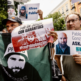Miembros de varias asociaciones con carteles durante una concentración por la liberación del periodista Pablo González.- Carlos Luján / Europa Press