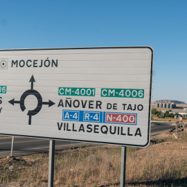 Una señal de tráfico indicando la dirección a Mocejón (Toledo). EUROPA PRESS/Juan Moreno