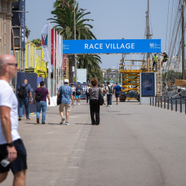 Varias personas pasean por los nuevos espacios para la Copa América de Vela, a 20 de agosto de 2024, en Barcelona, Catalunya.- Lorena Sopêna / Europa Press