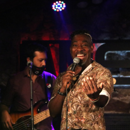 Clarence Bekker i un músic amb mascareta al primer concert en viu amb públic de la desescalada ofert Pel Jamboree. PAU CORTINA / ACN