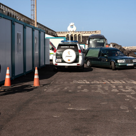 Un coche fúnebre lleva al migrante fallecido en el puerto de La Restinga en El Hierro, Canarias. Antonio Sempere / Europa Press