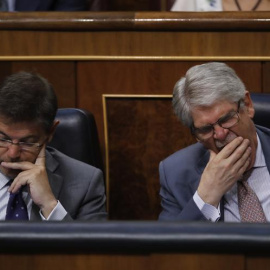 Dastis, pasándoselo pipa en el hemiciclo. EFE