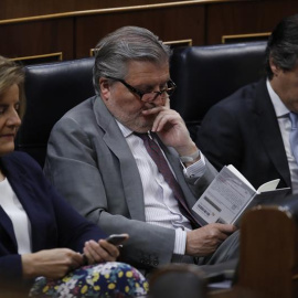 Méndez de Vigo prefiere la lectura a escuchar a Irene Montero.EFE