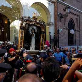 Bomberos sacan al exterior el cuadro de la Virgen de la Paloma, durante la tradicional procesión de la Virgen de la Paloma que tiene lugar en el centro de Madrid. EFE/ David Fernández