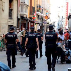 Agentes de la Ertzaintza vigilan las calles del casco viejo de Vitoria. EFE/Jon Rodríguez Bilbao/Archivo