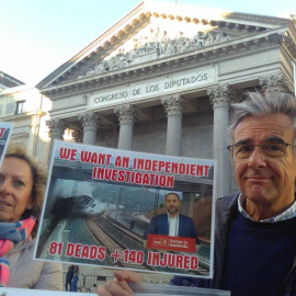 La Plataforma de Víctimas del Alvia se manifiesta frente al Congreso de los Diputados en Madrid. / PÚBLICO
