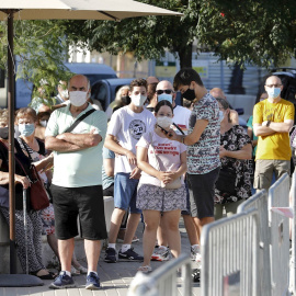 Vecinos del barrio barcelonés de Torre Baróse someten a las pruebas PCR promovidas por el Departamento de Salud de la Generalitat, dentro de la nueva estrategia de cribados masivos para detectar casos positivos de COVID-19 entre la población e intentar