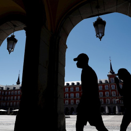 Dos turistas visitan la Plaza Mayor de Madrid, este sábado, día de la festividad de la Virgen de la Paloma. EFE/Mariscal